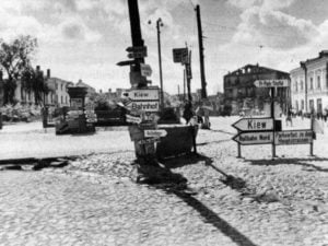 Німецькі дорожні покажчики напрямків в Житомирі у роки війни 1 16299369 704295496415771 6513454118332574954 n