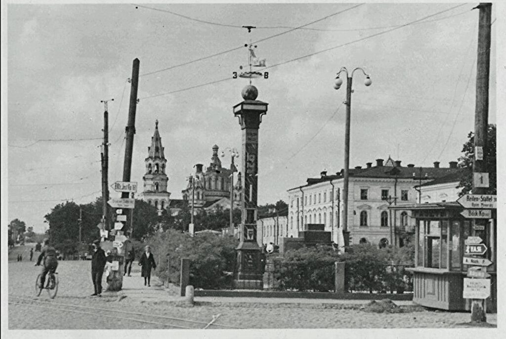Серія фото - центр Житомира в роки 2-ї світової війни (дорожні вказівники) 12 Центр Житомира