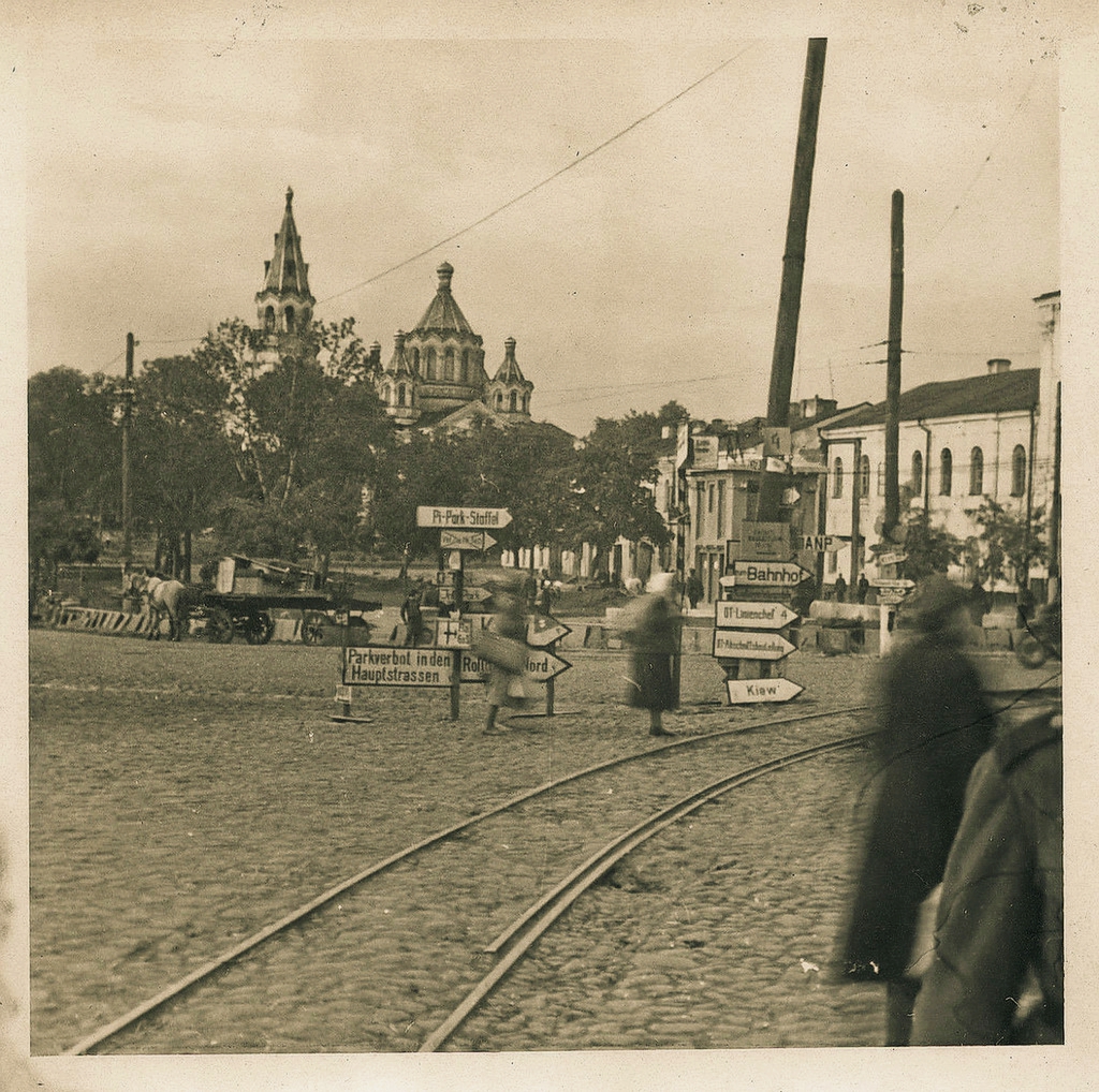 Серія фото - центр Житомира в роки 2-ї світової війни (дорожні вказівники) 1 Центр Житомира