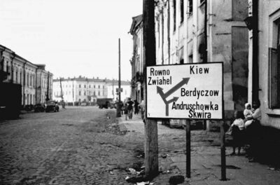 Дорожні вказівники у центрі Житомира у роки 2-ї світової війни 3 Центр Житомира