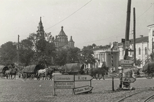Серія фото - центр Житомира в роки 2-ї світової війни (дорожні вказівники) 7 Центр Житомира