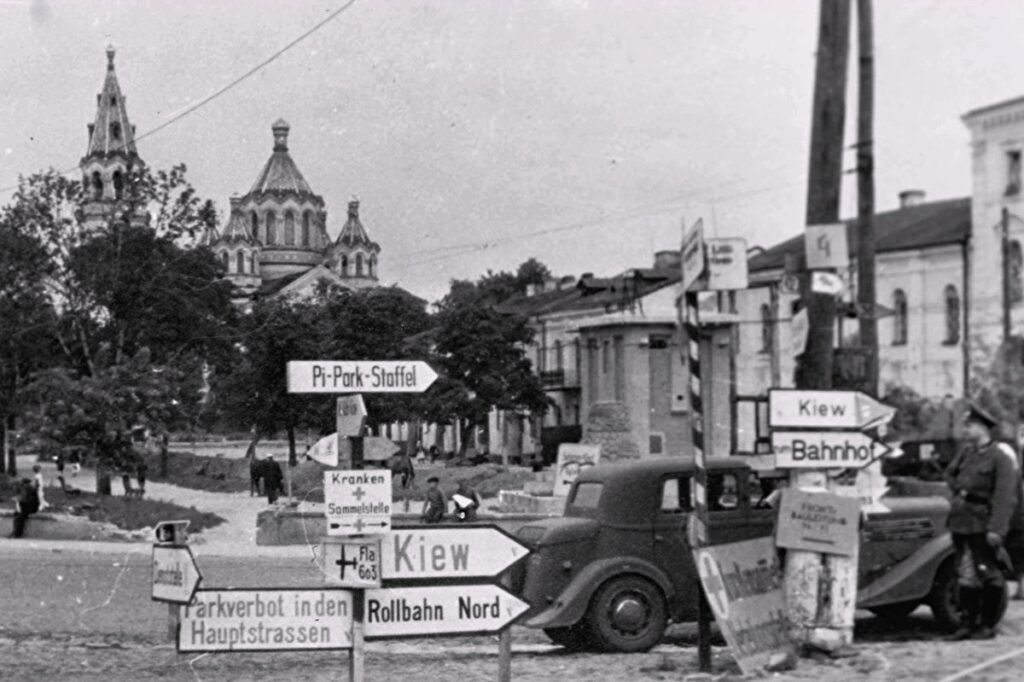 Серія фото - центр Житомира в роки 2-ї світової війни (дорожні вказівники) 5 Центр Житомира