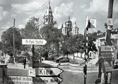 Дорожні вказівники у центрі Житомира у роки 2-ї світової війни 3 Центр Житомира