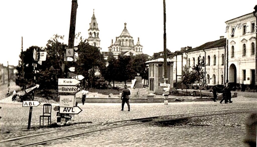 Серія фото - центр Житомира в роки 2-ї світової війни (дорожні вказівники) 10 Центр Житомира