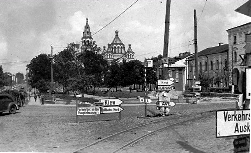 Серія фото - центр Житомира в роки 2-ї світової війни (дорожні вказівники) 11 Центр Житомира