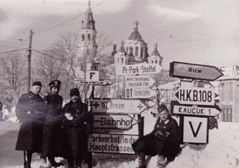 Серія фото - центр Житомира в роки 2-ї світової війни (дорожні вказівники) 4 Центр Житомира